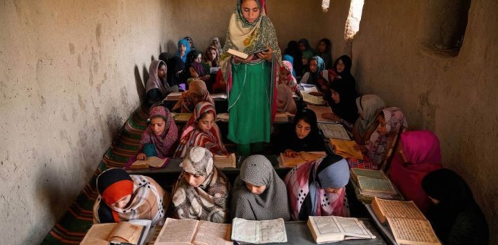 Niñas afganas leen el Sagrado Corán en un aula tradicional de la madrasa Al Subhan, o escuela islámica, en la aldea de Salihan, distrito de Panjwai, Kandahar. Padre tras padre entrevistados por AFP en Afganistán sobre la prohibición de la educación que impide a sus hijas ir más allá de la primaria, se mostraron profundamente desesperados. El dolor y la angustia que esto provoca en la intimidad son evidentes en las entrevistas que AFP realizó en todo el país, incluso con padres profundamente religiosos que cuestionan la medida.