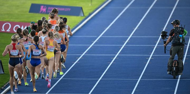 Se filma a las atletas mientras compiten en la final de los 5000 metros femeninos durante el Campeonato Europeo de Atletismo en el Estadio Alexander de Birmingham, Inglaterra.