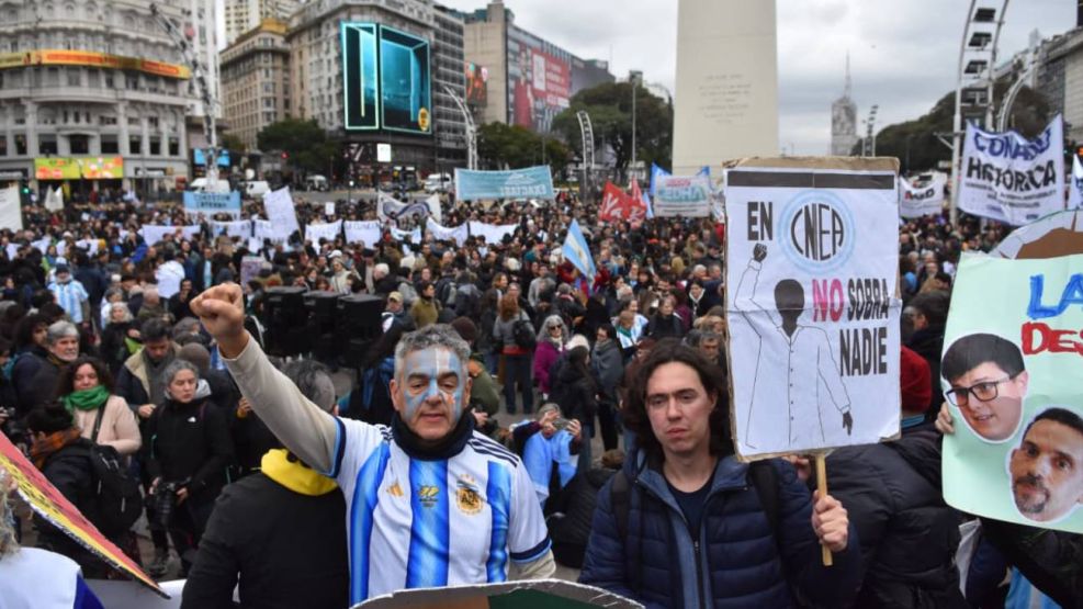 Banderazo de la ciencia en el Obelisco