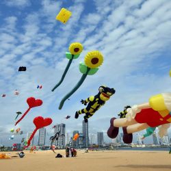 Cometas vuelan durante el Festival Internacional de Cometas de Colombo, en Colombo, Sri Lanka. | Foto:Xinhua/Ajith Perera