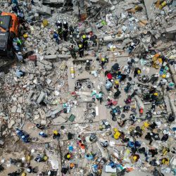 Esta vista aérea muestra la maquinaria pesada utilizada por los rescatistas en la búsqueda de sobrevivientes entre los escombros de un edificio derrumbado tras el terremoto de Pereira, Colombia. Rescatistas, soldados y voluntarios buscaron entre bloques de apartamentos y edificios de oficinas derrumbados en todo el oeste de Colombia, en una carrera contrarreloj para encontrar sobrevivientes después del terremoto más fuerte del país en un siglo, que dejó al menos 239 muertos y muchos más sin hogar. | Foto:Luis Acosta / AFP