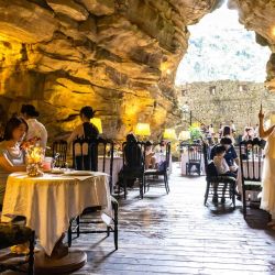 Imagen de turistas divirtiéndose en una cafetería en el interior de una cueva kárstica, en la ciudad de Anshun, en la provincia de Guizhou, en el suroeste de China. Conocida principalmente por su paisaje kárstico, Guizhou ha aprovechado al máximo sus cuevas kársticas para desarrollar sitios distintivos para retiros refrescantes. | Foto:Xinhua/Chen Xi