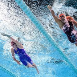La nadadora italiana Simona Quadarella (derecha) y la nadadora alemana Isabel Gose (izquierda) compiten durante la final de los 800 metros estilo libre femenino en el Campeonato Europeo de Natación LEN, celebrado en el Centro Acuático Olímpico de Saint-Denis, en las afueras de París, Francia. | Foto:Sébastien Bozon / AFP