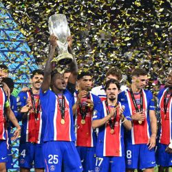 Los jugadores del PSG celebran con el trofeo tras ganar la Supercopa de la UEFA entre el campeón de la Champions League, el Paris Saint-Germain (PSG), y el campeón de la Europa League, el Aston Villa, en Salzburgo, Austria. | Foto:KERSTIN JOENSSON / AFP