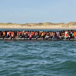 Esta fotografía, distribuida por la filial de Berck-sur-Mer de la organización francesa de rescate marítimo voluntario Société Nationale de Sauvetage en Mer (SNSM), muestra a migrantes en una lancha neumática intentando cruzar el Canal de la Mancha frente a la costa entre Berck y Merlimont, en el norte de Francia. | Foto:Handout / SNSM Berck-sur-Mer / AFP