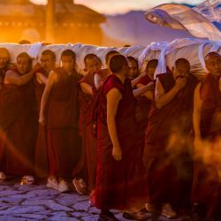 Monjes transportan una enorme pintura thangka enrollada de Buda en el Monasterio de Drepung, en Lhasa, en la región autónoma de Xizang, en el suroeste de China. | Foto:Xinhua/Jiang Fan