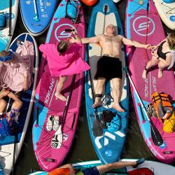 Participantes asisten al festival de paddle surf Yauzafest SUP en el río Yauza en Moscú, Rusia. | Foto:Igor Ivanko / AFP