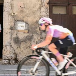 Un hombre aplaude a una ciclista durante la octava etapa de la quinta edición del Tour de Francia Femenino, un recorrido de 171,9 km entre Sisteron y Niza, en Barreme, sureste de Francia. | Foto:NICOLAS TUCAT / AFP