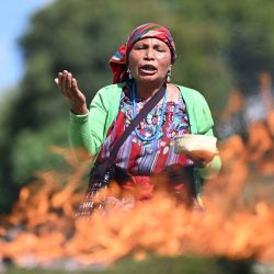 Una mujer indígena participa en una ceremonia maya en conmemoración del Día Internacional de los Pueblos Indígenas del Mundo, en el sitio arqueológico de Kaminal Juyu, en Ciudad de Guatemala. | Foto:JOHAN ORDONEZ / AFP