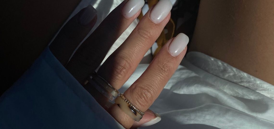 Ni nude ni francesita: la manicura “aqua glazed” que empieza a verse en todas partes