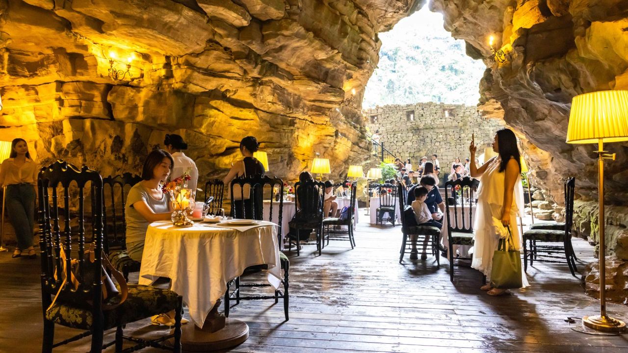 Imagen de turistas divirtiéndose en una cafetería en el interior de una cueva kárstica, en la ciudad de Anshun, en la provincia de Guizhou, en el suroeste de China. Conocida principalmente por su paisaje kárstico, Guizhou ha aprovechado al máximo sus cuevas kársticas para desarrollar sitios distintivos para retiros refrescantes. | Foto:Xinhua/Chen Xi
