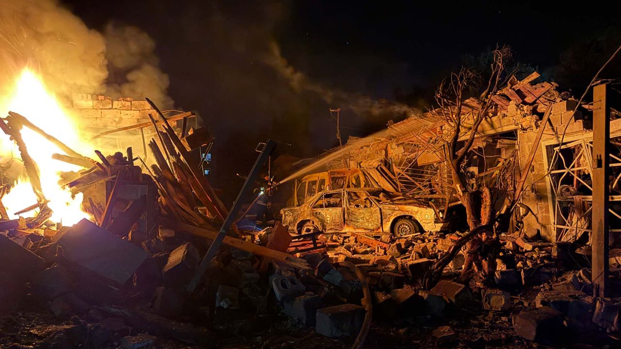 Un rescatista ucraniano trabaja en el lugar de un ataque ruso en Zaporiyia, en medio de la invasión rusa de Ucrania. | Foto:Darya Nazarova / AFP