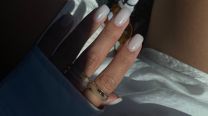 Ni nude ni francesita: la manicura “aqua glazed” que empieza a verse en todas partes