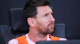 Lionel Messi, número 10 del Inter Miami CF, observa desde la banca de suplentes antes del partido de la primera fase de la Leagues Cup entre el Inter Miami CF y el León en el Nu Stadium, el 12 de agosto de 2026 en Miami