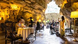 Imagen de turistas divirtiéndose en una cafetería en el interior de una cueva kárstica, en la ciudad de Anshun, en la provincia de Guizhou, en el suroeste de China. Conocida principalmente por su paisaje kárstico, Guizhou ha aprovechado al máximo sus cuevas kársticas para desarrollar sitios distintivos para retiros refrescantes.
