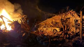 Un rescatista ucraniano trabaja en el lugar de un ataque ruso en Zaporiyia, en medio de la invasión rusa de Ucrania.
