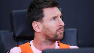 Lionel Messi, número 10 del Inter Miami CF, observa desde la banca de suplentes antes del partido de la primera fase de la Leagues Cup entre el Inter Miami CF y el León en el Nu Stadium, el 12 de agosto de 2026 en Miami