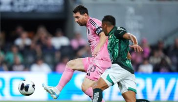 Lionel Messi, número 10 del Inter Miami CF, controla el balón durante el partido de la primera fase de la Leagues Cup entre el Inter Miami CF y el León, disputado en el Nu Stadium el 12 de agosto de 2026