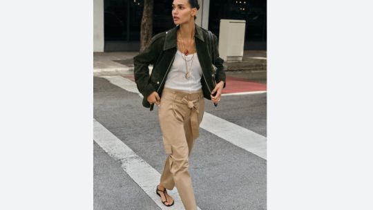 Pantalón paper bag: un clásico que se adapta a looks de día o noche