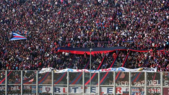 Aprietes de la barra y fuertes pasacalles: el clima de pura tensión que sacude a San Lorenzo