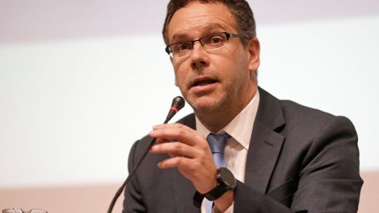 Sandleris: “La economía está mucho mejor, pero la mejora no impactó en salarios ni empleo”