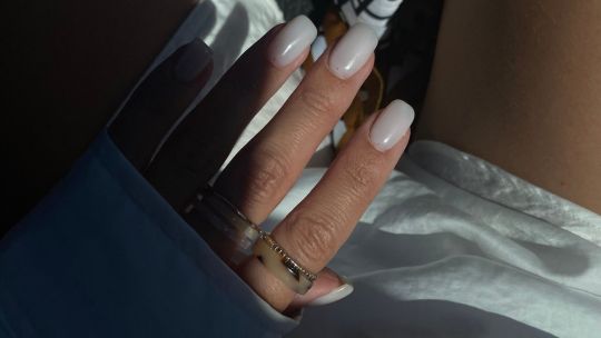 Ni nude ni francesita: la manicura “aqua glazed” que empieza a verse en todas partes