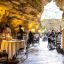 Fotogaleria Imagen de turistas divirtiéndose en una cafetería en el interior de una cueva kárstica, en la ciudad de Anshun, en la provincia de Guizhou, en el suroeste de China