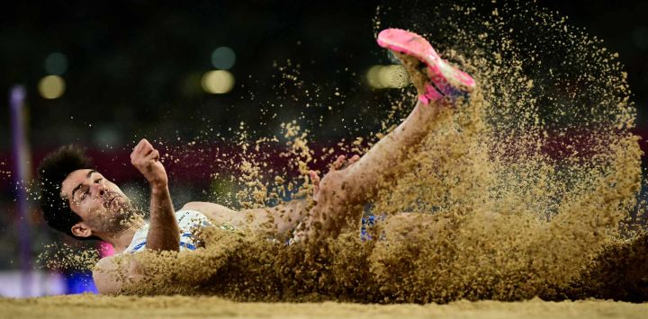 El griego Miltiadis Tentoglou compite en la final de salto de longitud masculino durante el Campeonato Europeo de Atletismo en el Estadio Alexander de Birmingham, Inglaterra.
