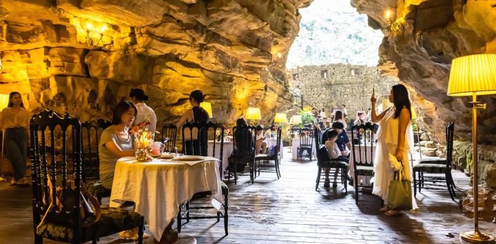 Imagen de turistas divirtiéndose en una cafetería en el interior de una cueva kárstica, en la ciudad de Anshun, en la provincia de Guizhou, en el suroeste de China. Conocida principalmente por su paisaje kárstico, Guizhou ha aprovechado al máximo sus cuevas kársticas para desarrollar sitios distintivos para retiros refrescantes.