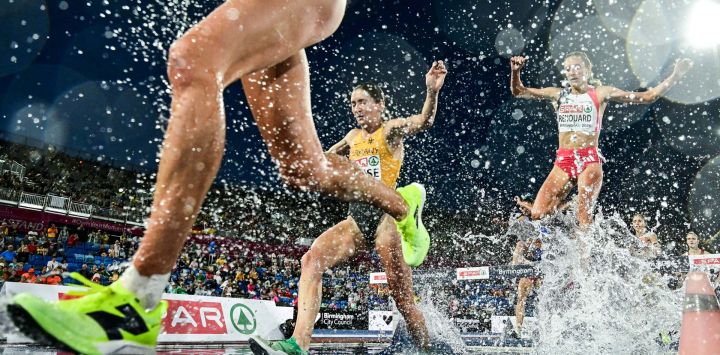 La francesa Flavie Renouard (derecha) compite en la primera serie de los 3000 metros obstáculos femeninos durante el Campeonato Europeo de Atletismo en el Estadio Alexander de Birmingham, Inglaterra.