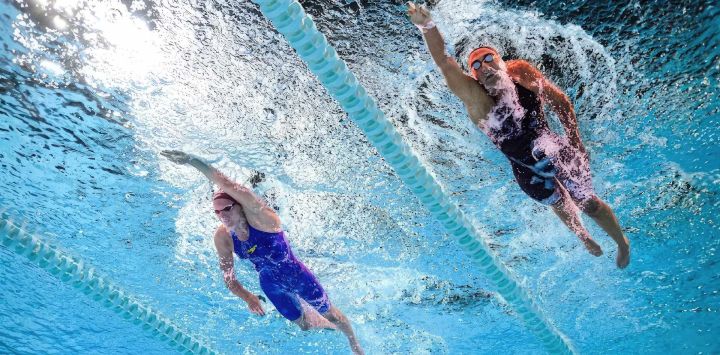 La nadadora italiana Simona Quadarella (derecha) y la nadadora alemana Isabel Gose (izquierda) compiten durante la final de los 800 metros estilo libre femenino en el Campeonato Europeo de Natación LEN, celebrado en el Centro Acuático Olímpico de Saint-Denis, en las afueras de París, Francia.