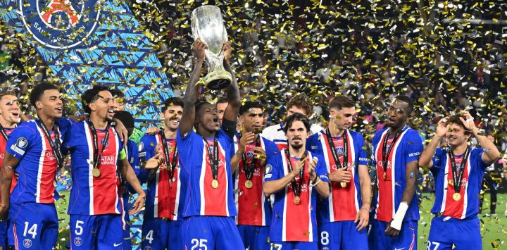 Los jugadores del PSG celebran con el trofeo tras ganar la Supercopa de la UEFA entre el campeón de la Champions League, el Paris Saint-Germain (PSG), y el campeón de la Europa League, el Aston Villa, en Salzburgo, Austria.