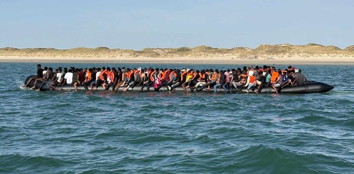 Esta fotografía, distribuida por la filial de Berck-sur-Mer de la organización francesa de rescate marítimo voluntario Société Nationale de Sauvetage en Mer (SNSM), muestra a migrantes en una lancha neumática intentando cruzar el Canal de la Mancha frente a la costa entre Berck y Merlimont, en el norte de Francia.