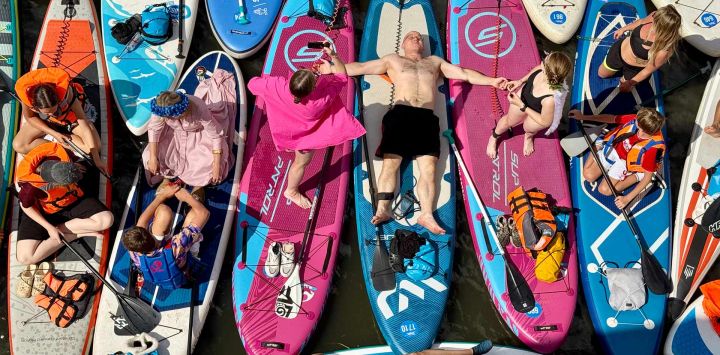 Participantes asisten al festival de paddle surf Yauzafest SUP en el río Yauza en Moscú, Rusia.