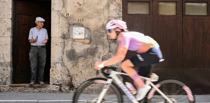 Un hombre aplaude a una ciclista durante la octava etapa de la quinta edición del Tour de Francia Femenino, un recorrido de 171,9 km entre Sisteron y Niza, en Barreme, sureste de Francia.