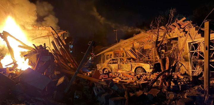 Un rescatista ucraniano trabaja en el lugar de un ataque ruso en Zaporiyia, en medio de la invasión rusa de Ucrania.