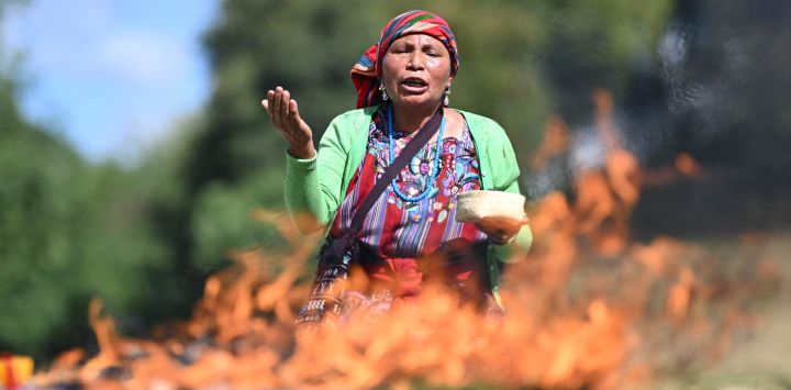 Una mujer indígena participa en una ceremonia maya en conmemoración del Día Internacional de los Pueblos Indígenas del Mundo, en el sitio arqueológico de Kaminal Juyu, en Ciudad de Guatemala.
