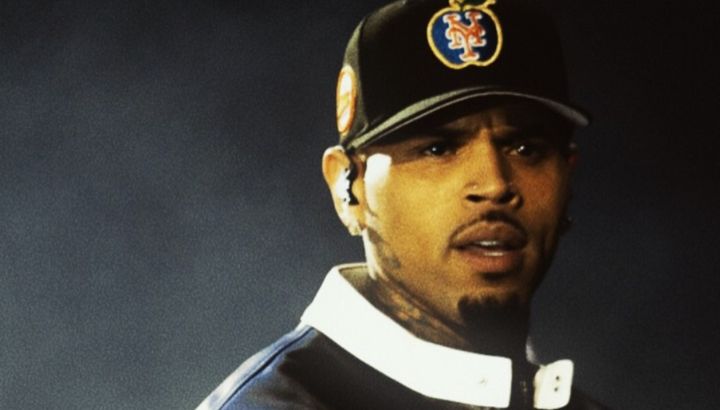 Chris Brown fue fuertemente criticado tras realizar una escena subida de tono en el escenario junto a una fan: "Está descontrolado"