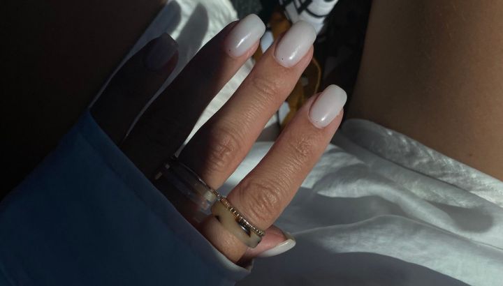 Ni nude ni francesita: la manicura “aqua glazed” que empieza a verse en todas partes