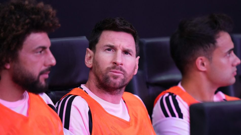 Lionel Messi, número 10 del Inter Miami CF, observa desde la banca de suplentes antes del partido de la primera fase de la Leagues Cup entre el Inter Miami CF y el León en el Nu Stadium, el 12 de agosto de 2026 en Miami