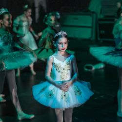 Bailarines ensayan para la 13.ª edición del Concurso Internacional de Ballet de Sudáfrica en el Teatro Artscape de Ciudad del Cabo. | Foto:MARCO LONGARI / AFP
