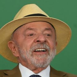 El presidente brasileño, Luiz Inácio Lula da Silva, asiste a la ceremonia de firma del proyecto de ley que amplía el plazo para utilizar los recursos del Fondo de Garantía por Tiempo de Servicio en operaciones de crédito para hospitales benéficos e instituciones sin fines de lucro que operan dentro del Sistema Único de Salud, en el Palacio de Planalto en Brasilia, Brasil. | Foto:Xinhua/Lucio Tavora