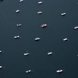 Esta fotografía aérea muestra embarcaciones amarradas en la bahía de Arcachon, en el suroeste de Francia. | Foto:ROMAIN PERROCHEAU / AFP
