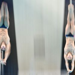 Los clavadistas italianos Simone Conte y Raffaele Pelligra compiten en la final de saltos sincronizados desde plataforma de 10 metros masculinos durante el Campeonato Europeo de Natación LEN, en el Centro Acuático Olímpico de Saint-Denis, en las afueras del noreste de París, Francia. | Foto:SEBASTIEN BOZON / AFP