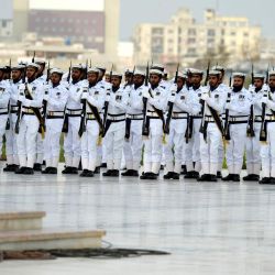 Personal militar pakistaní asiste a una ceremonia para celebrar el Día de la Independencia de Pakistán, en la ciudad portuaria de Karachi, en el sur de Pakistán. | Foto:Xinhua/Str