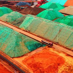 Se observa mineral de hierro importado en la terminal de mineral del puerto de Qingdao, en la provincia de Shandong, al este de China. | Foto:CN-STR / AFP