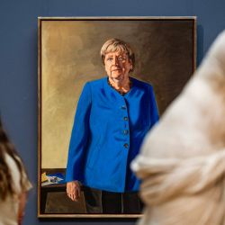 Un visitante observa el cuadro «Retrato de la excanciller federal Angela Merkel», del artista franco-alemán Jeremie Queyras, expuesto en el Museo Bode de Berlín. | Foto:JOHN MACDOUGALL / AFP