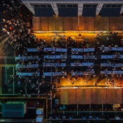 Vista aérea tomada con un dron de personas disfrutando de alimentos y bebidas y observando una presentación en un festival de la cerveza, en la ciudad de Jiande de la provincia de Zhejiang, en el este de China. | Foto:Xinhua/Xu Yu