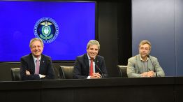 Luis Caputo, José Luis Daza y Federico Furiase en conferencia de prensa