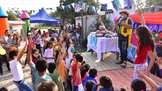 Aunque no alcance la plata, los barrios populares se las rebuscan para festejar el Día del Niño